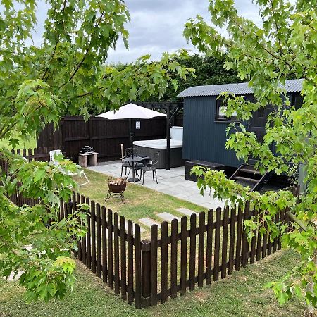 וולס Shepherds Hut With Hot Tub מראה חיצוני תמונה