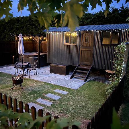 וולס Shepherds Hut With Hot Tub מראה חיצוני תמונה