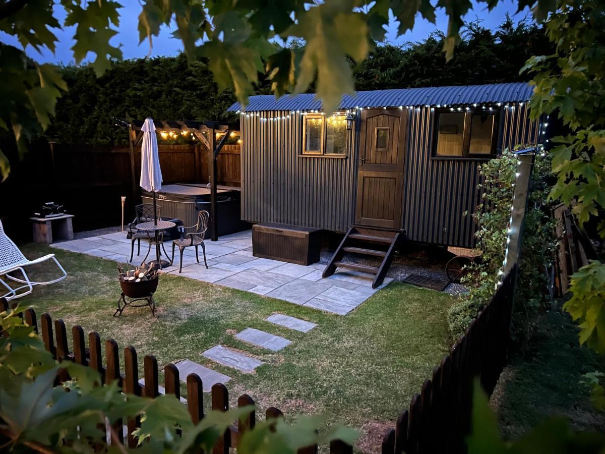 וולס Shepherds Hut With Hot Tub מראה חיצוני תמונה